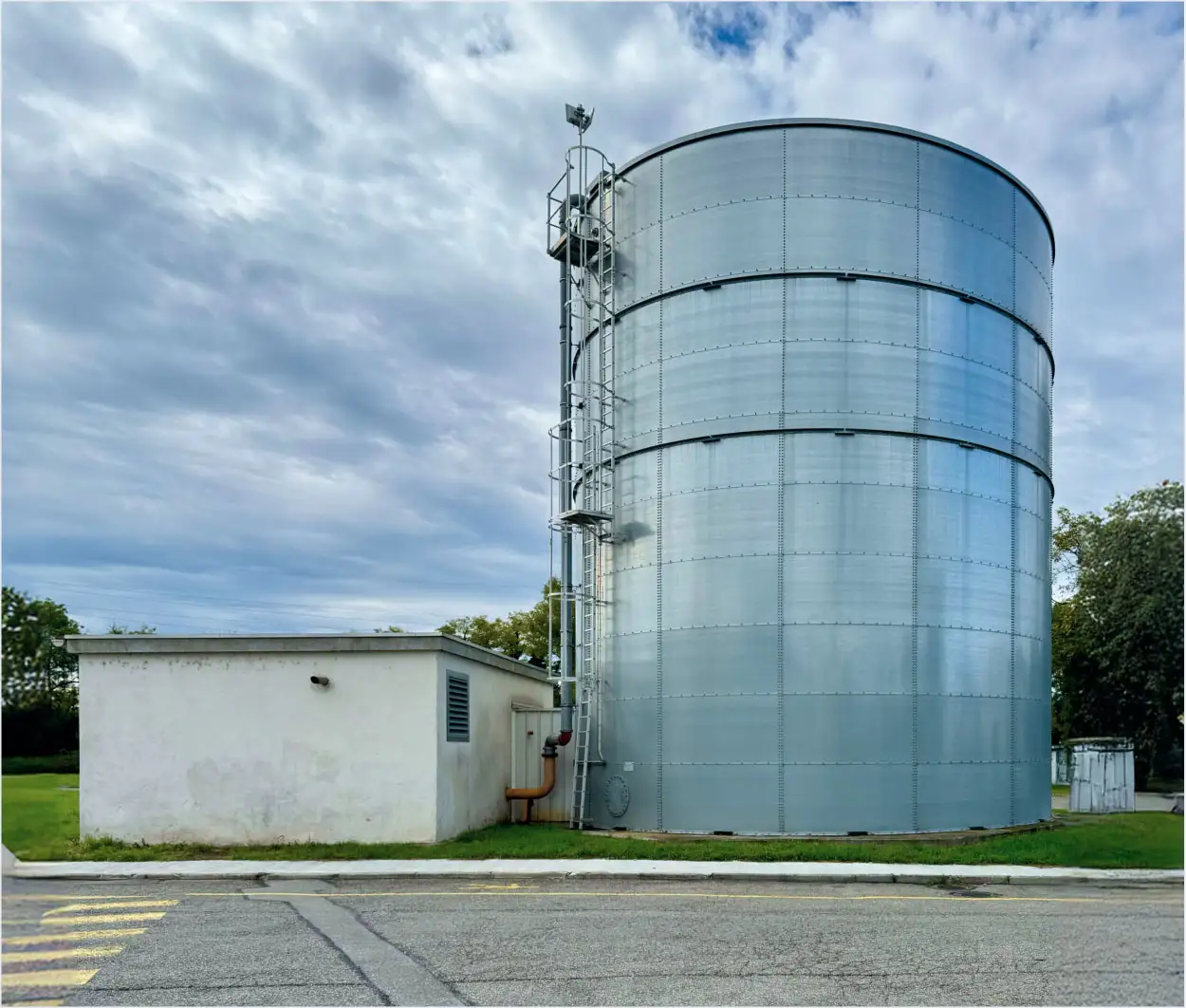 A picture of a water tank